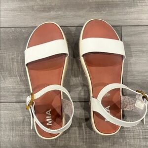 MIA Women's White and Tan Sandals